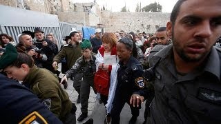 Cinco mujeres detenidas en Jerusalén por rezar con prendas judías masculinas [upl. by Eldrida]