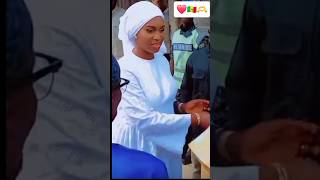 Marie Khone FAYE première Dame de la République Sénégalaise devant la maison familiale du président [upl. by Ahsircal477]