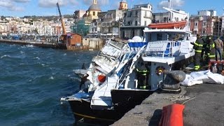 Pozzuoli NA  Incidente fra tre imbarcazioni nel porto 121116 [upl. by Kabob]