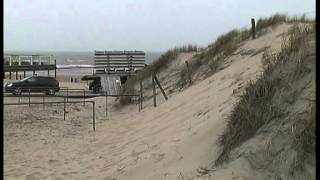 Rikken en Cintégro plaatsen met een Ginaf 8x8 strandhuisjes op het strand van Julianadorp aan zee [upl. by Niawd]