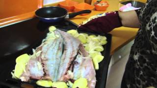 Pescados al horno Corvina fresca con patatas [upl. by Akel]