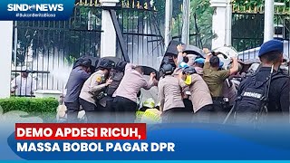 Ricuh Demo Apdesi Massa Demo Bawa Palu Besar Rusak Tembok Pagar DPR [upl. by Koser]