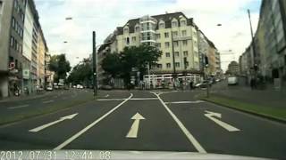 Fußgänger geht über rote Ampel GEFÄHRLICH [upl. by Enirroc]