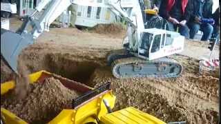 RC EXCAVATOR LIEBHERR 944 DIGGING  PREMACON [upl. by Lusar85]