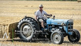 Fordson Super Dexta  Ballentransportdorn  Strohballenbergung · handling straw bales [upl. by Netsryk990]