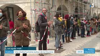 Une chaîne humaine autour du théâtre de La Coursive à La Rochelle pour soutenir la culture [upl. by Akkeber250]