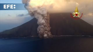 Los volcanes italianos Estrómboli y Etna entran en intensa actividad con erupciones lava y cenizas [upl. by Adis353]