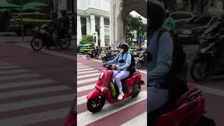 Ratchaprasong Intersection how to drive motorcycle in Bangkok Thailand [upl. by Arlynne44]