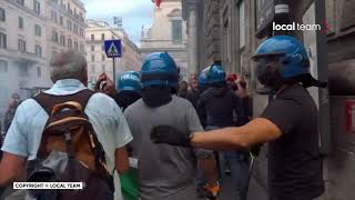 Manifestanti No Green Pass vicino a Palazzo Chigi cariche della polizia e fermi [upl. by Eitsirhc]