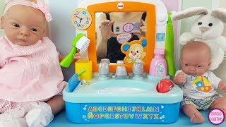 Lindea y Ben aprenden en el Lavamanos de Juguete de Fisher Price  Vídeos de bebé reborn muñecas [upl. by Dulla177]