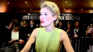 På röda mattan med Rosamund Pike  Jack Reacher [upl. by Daron]