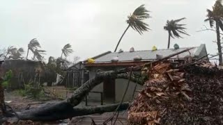 Le cyclone Emnati frappe à Madagascar  AFP Images [upl. by Eiramnerual]