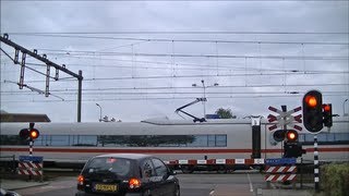 Spoorwegovergang Zevenaar  Dutch railroad crossing [upl. by Anneis]