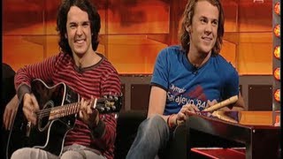 Ylvis på Senkveld lager sanger på sparket [upl. by Wyck]