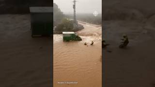 En image des inondations mortelles en Espagne [upl. by Odirfliw]