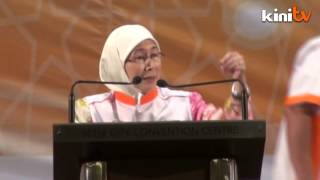 Wan Azizah Air mata basahi pipi sekejap saja [upl. by Pahl]