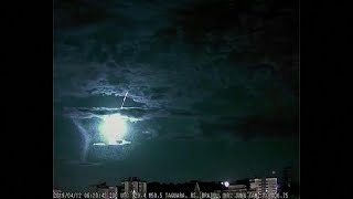 Brasile una scia brilla nel cielo meteorite illumina la notte [upl. by Alolomo]