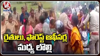 Clash Between Podu Farmers amp Forest Officers Over Cultivating In Lands  Khammam  V6 News [upl. by Eilrebmik]