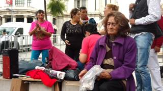 Cientos de personas esperan en Bellas Artes la llegada de las cenizas de Juan Gabriel [upl. by Venice]