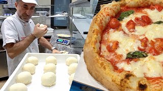 Pizzaiolo Napoletano prepara limpasto per la Pizza napoletana nella sua pizzeria a Roma 🇮🇹 [upl. by Anohsal]