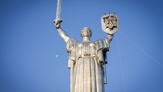 Ukraine montiert Hammer und Sichel von Monument in Kiew ab [upl. by Acisej655]