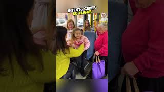 ¡Increíble Niña Revela la Farsa de su Madre Embarazada en el transporte público” youtubeshorts [upl. by Bostow]