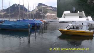 Vorwärts in Liegeplatz mit leichtem Wind im Bootsfahrunterricht am Thunersee [upl. by Yartnoed165]