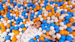 Mandi Bola dan Main Perosotan Warna Blippi di Dalam Bioskop  Playground Balls Pit [upl. by Atteram841]