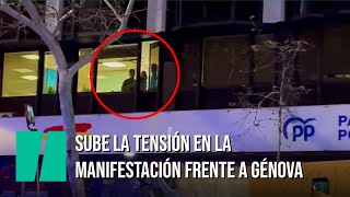 Manifestación frente a Génova unos trabajadores del PP se asoman y gesticulan desde el interior [upl. by Hesketh]