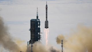 China schickt erstmals Astronauten zu neuer Raumstation [upl. by Gerianne33]