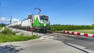 Beschrankter Bahnübergang Pulvermühlstraße bei Stephanskirchen in Oberbayern [upl. by Cohin560]