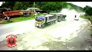 KECELAKAAN DAHSYAT TRUK VS TRUK [upl. by Eesyak]