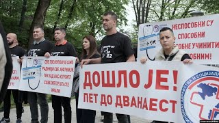 Veće plate i status službenog lica zatražili medicinski radnici sa protesta u Banjaluci [upl. by Etnomaj]