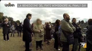 La benedizione del finto monsignore al Family Day [upl. by Michaeu]