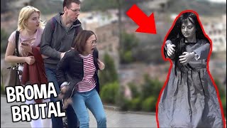 LA MUÑECA MALDITA Brutal Broma Pesada en la Calle [upl. by Dolloff]