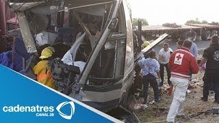 Choque entre tráiler y autobús en Michoacán deja 2 muertos y 15 heridos [upl. by Jsandye]