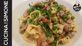 Pappardelle fatte in casa con salsiccia funghi e piselli [upl. by Faber]