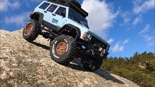 Traxxas TRX4 Defender vs Axial SCX10 II Cherokee Yellow amp Sky Blue [upl. by Kabob297]