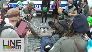 Des pacifistes manifestent lors du gala dEurosatory  Paris  France 17 juin 2014 [upl. by Jasper]