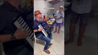 Tocando forró de mané vito e comendo canjica na roça nordestelindo nordeste sanfona amoforro [upl. by Ikilisav]