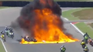 Espectacular accidente en una carrera de motos en España [upl. by Castorina]