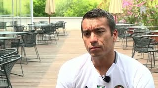 Giovanni van Bronckhorst praat met verslaggever Dennis van Eersel over het trainingskamp van Feye [upl. by Emina]