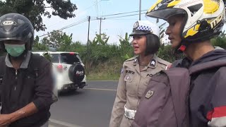 Ibu Polwan Bingung amp Kaget Melihat Pemudik ini Membawa Tanaman di Dalam Botol  86 [upl. by Eldnar]