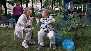 Habitantes de Leópolis canalizan el dolor por el ataque ruso con ayuda al Ejército [upl. by Towland632]