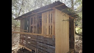 Construire une Cabane dans la foret avec des palettes 1 [upl. by Cerelly]