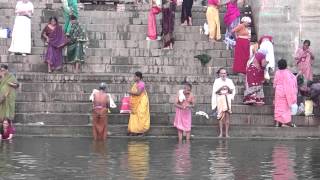 INDIA Varanasi Ganges rituelen vóór zonsopkomst [upl. by Enneyehs]