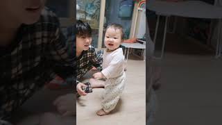 역사적인 날 스스로 혼자 일어난 10개월아기 아기브이로그 koreanbabyvlog [upl. by Benia408]