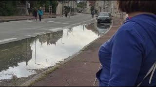 Les riverains de la rue des QuatreHuyes se préparent à la montée des eaux [upl. by Anairol]