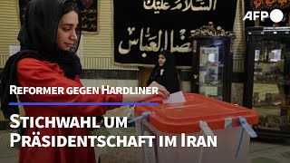 Reformer gegen Hardliner Stichwahl um Präsidentschaft im Iran  AFP [upl. by Etti]