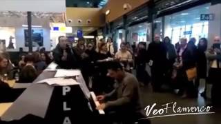 Esto es lo que pasa cuando un Flamenco se encuentra un piano en un Aeropuerto  VEOFLAMENCO [upl. by Antonin929]